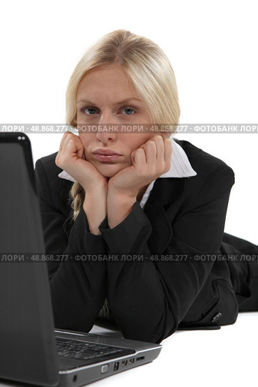 Glum woman with her laptop. Стоковое фото, агентство Ingram Publishing / Фотобанк Лори