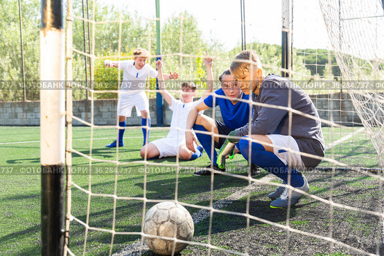 Goalkipper didn't catch ball. Стоковое фото, фотограф Яков Филимонов / Фотобанк Лори