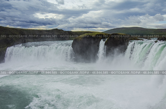 Годафосс (Godafoss) - очень красивый исландский водопад. Он расположен на севере острова, недалеко от озера Миватн и кольцевой дороги. (2014 год). Стоковое фото, фотограф Дымов Игорь / Фотобанк Лори