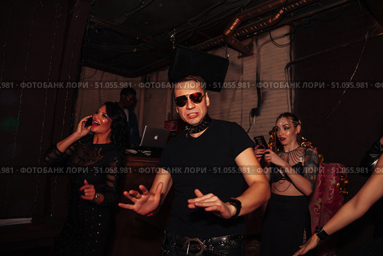 Going out on a Saturday Night at a Club With Friends in the City (2021 год). Редакционное фото, фотограф Aleksandr Golubev / Фотобанк Лори