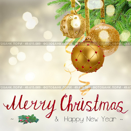 Golden christmas balls and evergreen fir tree on festive background with Merry Christmas greetings. Red christmas balls. Стоковое фото, агентство Ingram Publishing / Фотобанк Лори