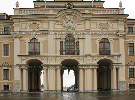 Гольфкар под аркой Константиновского дворца. Стрельна (2008 год). Редакционное фото, фотограф Заноза-Ру / Фотобанк Лори