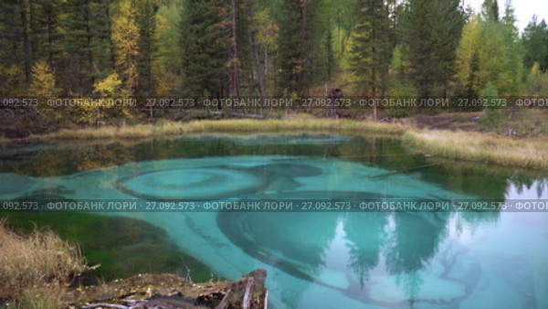 Голубое гейзерное озеро на Алтае. Стоковое видео, видеограф Beerkoff / Фотобанк Лори