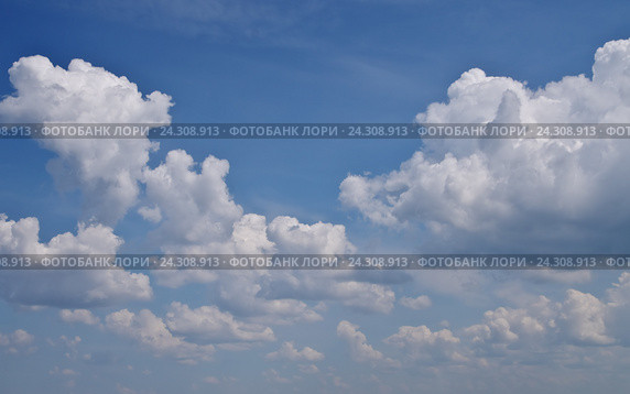 Голубое небо с белыми кучевыми облаками. Стоковое фото, фотограф Илюхина Наталья / Фотобанк Лори