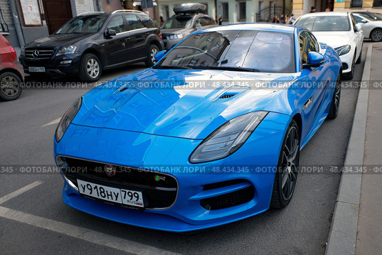 Голубой Ягуар F-type на парковке в центре Москве (2020 год). Редакционное фото, фотограф Александр Кузнецов / Фотобанк Лори