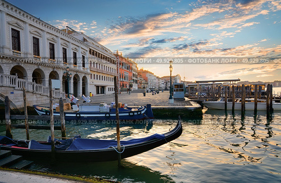 Gondolas and San Giorgio Maggiore island in Venice, Italy. Стоковое фото, агентство Ingram Publishing / Фотобанк Лори