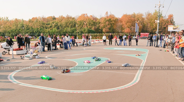Гонки радиоуправляемых автомобилей (2011 год). Редакционное фото, фотограф Алёшина Оксана / Фотобанк Лори