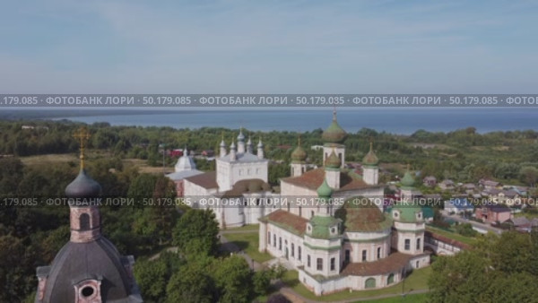 Горицкий Успенский монастырь - подлет камеры к Собору Успения Пресвятой Богородицы - Переславль-Залесский (2020 год). Стоковое видео, видеограф Александр Заречнев / Фотобанк Лори