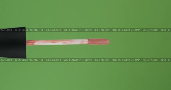 Горизонтальное вращение кисточки, блеск для губ, на зеленом экране. Крупный план. Макияж и косметический объект. Стоковое видео, видеограф Александр Собко / Фотобанк Лори