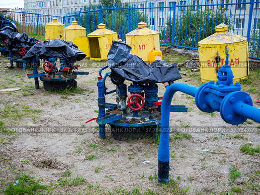 Горловины хранилища бытового газа на техническом обслуживании (2021 год). Редакционное фото, фотограф Вячеслав Палес / Фотобанк Лори