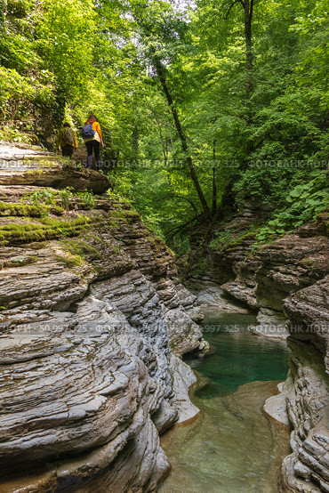 Горная река в скалистом ущелье и туристы. Mountain river in a rocky gorge and tourists. Стоковое фото, фотограф Михеев Эдуард / Фотобанк Лори