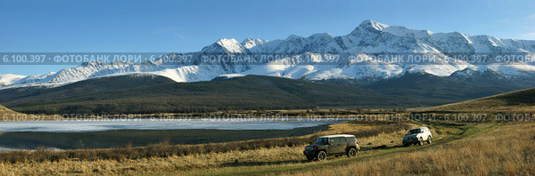 Горный Алтай, автомобиль в Курайской степи (2014 год). Стоковое фото, фотограф макаров виктор / Фотобанк Лори