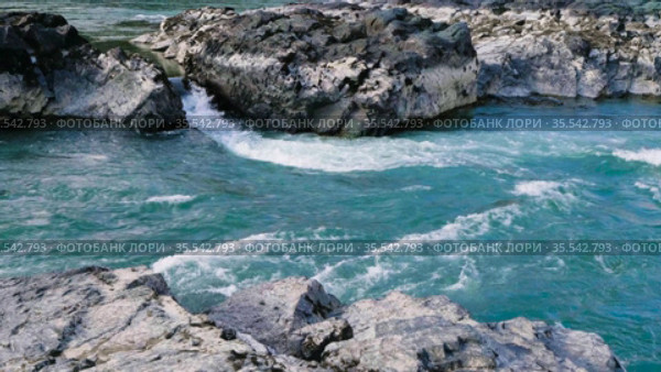 Горный Алтай осенью. Еландинские пороги на реке Катуни. Altai mountains in autumn. Elandinsky rapids on Katun river. Стоковое видео, видеограф Евгений Романов / Фотобанк Лори