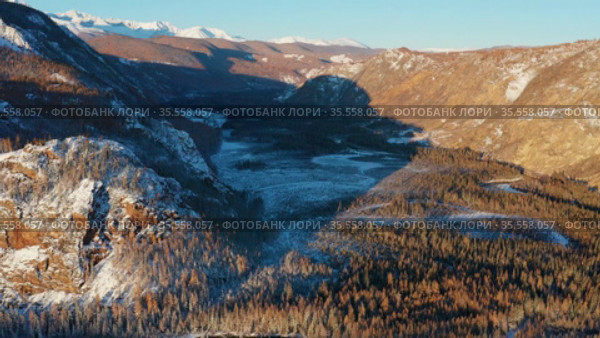 Горный Алтай осенью. Река Чуя. Вид с высоты птичьего полета. Altai mountains in autumn. Chuya river. Aerial view. Стоковое видео, видеограф Евгений Романов / Фотобанк Лори