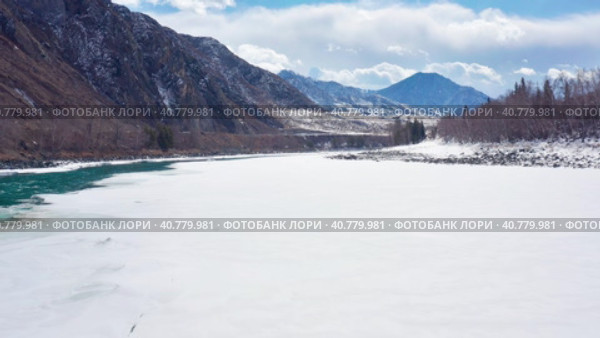 Горный Алтай зимой. Хребет Иолго и река Катунь. Вид с воздуха. Altai Mountains in winter. Iolgo Ridge and Katun River. Aerial view. Стоковое видео, видеограф Евгений Романов / Фотобанк Лори
