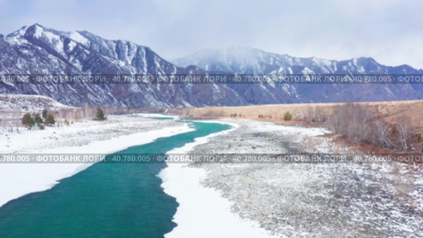 Горный Алтай зимой. Хребет Иолго и река Катунь. Вид с воздуха. Altai Mountains in winter. Iolgo Ridge and Katun River. Aerial view. Стоковое видео, видеограф Евгений Романов / Фотобанк Лори
