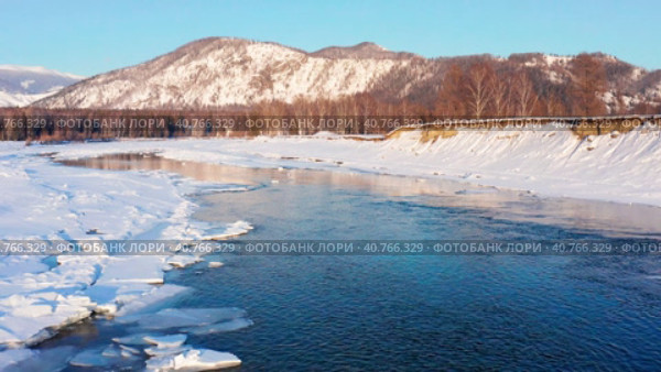 Горный Алтай зимой. Катунский хребет и река Катунь. Вид с воздуха. Altai mountains in winter. Katunsky Ridge and Katun River. Aerial view. Стоковое видео, видеограф Евгений Романов / Фотобанк Лори