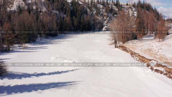 Горный Алтай зимой. Курайский хребет, река Чуя. Вид с воздуха. Altai mountains in winter. Kurai ridge, Chuya River. Aerial view. Стоковое видео, видеограф Евгений Романов / Фотобанк Лори
