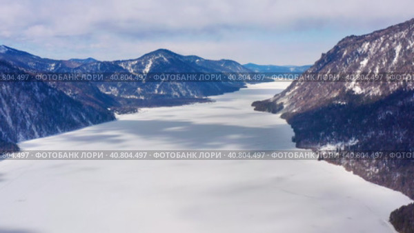 Горный Алтай зимой: Телецкое озеро. Вид с воздуха. Altai mountains in winter: Teletskoye lake. Aerial view. Стоковое видео, видеограф Евгений Романов / Фотобанк Лори