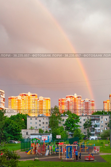 Город Балашиха. МКР 1Мая. Детская площадка, на фоне пятиэтажки, новостроек и радуги на ними (2021 год). Редакционное фото, фотограф Зобков Юрий / Фотобанк Лори