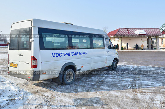 Город Дмитров. Маршрутное такси на автовокзале (2012 год). Редакционное фото, фотограф Елена Коромыслова / Фотобанк Лори