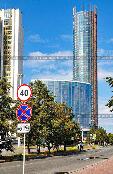 Город Екатеринбург. Башня "Исеть" и гостиница "Hyatt Regency Ekaterinburg". Улица Ельцина (2016 год). Редакционное фото, фотограф Александр Тараканов / Фотобанк Лори