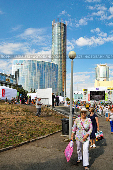 Город Екатеринбург. Башня "Исеть" и гостиница "Hyatt Regency Ekaterinburg" (2016 год). Редакционное фото, фотограф Александр Тараканов / Фотобанк Лори