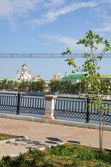 Город Екатеринбург. Набережная реки Исеть. Вид с городского пруда на Храм-на-Крови (2016 год). Стоковое фото, фотограф Александр Тараканов / Фотобанк Лори