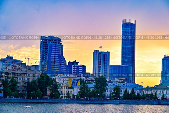 Город Екатеринбург. Вечерняя набережная (2024 год). Стоковое фото, фотограф Александр Тараканов / Фотобанк Лори