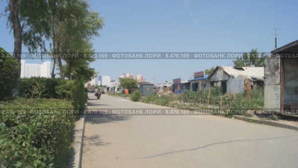 Город Хэйхэ (Китай). Мотоциклист на вело-дорожке Центрально-Восточного проспекта (2015 год). Редакционное видео, видеограф Konstantin Kartashov / Фотобанк Лори