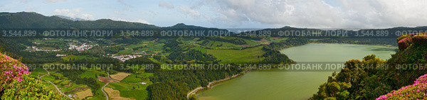 Город и озеро Фурнаш в кратере вулкана. Азорские острова (2012 год). Стоковое фото, фотограф Юлия Бабкина / Фотобанк Лори