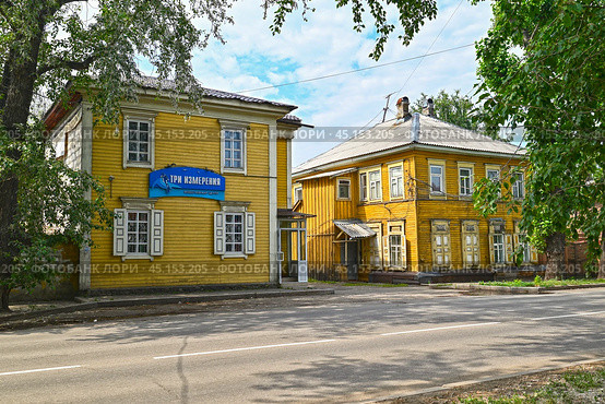 Город Иркутск. Двухэтажные деревянные дома. Улица Фридриха Энгельса, дома 33 и 33/1 (2024 год). Стоковое фото, фотограф Александр Тараканов / Фотобанк Лори