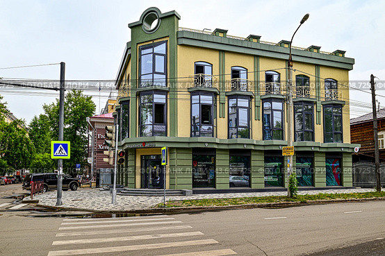 Город Иркутск. Ресторан "Мидийное место" (Бывший дом Дубровского). Улица Дзержинского, дом 44А (2024 год). Редакционное фото, фотограф Александр Тараканов / Фотобанк Лори