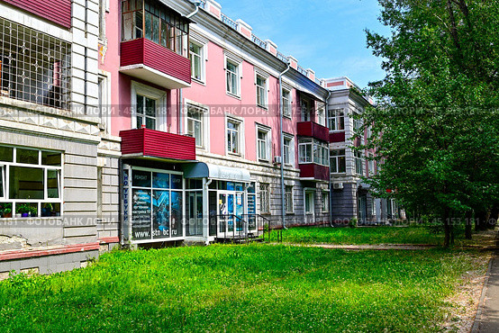 Город Иркутск. Трехэтажный дом. Улица Декабрьских событий, дом 87 (2024 год). Редакционное фото, фотограф Александр Тараканов / Фотобанк Лори