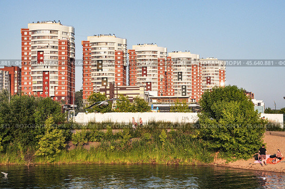 Город Иркутск. Жилой комплекс "Новый город-8" на берегу реки Ангары. Улица Верхняя Набережная (2024 год). Стоковое фото, фотограф Александр Тараканов / Фотобанк Лори
