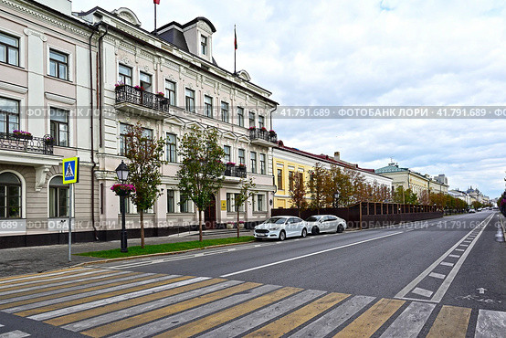 Город Казань. Пешеходный переход возле Казанской городской Думы. Кремлевская улица, дом 3 (2023 год). Редакционное фото, фотограф Александр Тараканов / Фотобанк Лори