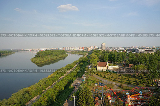 Город Кемерово Вид с высоты на "Парк Чудес", набережную реки Томи (2023 год). Редакционное фото, фотограф Цибаев Алексей / Фотобанк Лори