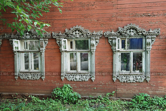 Город Киров. Резные наличники (2008 год). Стоковое фото, фотограф Ольга Визави / Фотобанк Лори