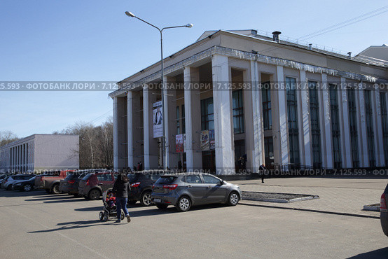 Город Королёв, ЦДК им.Калинина, главный вход (2015 год). Редакционное фото, фотограф Дмитрий Неумоин / Фотобанк Лори