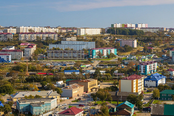 Город Корсаков, Сахалинская область, Россия. Общий вид сверху на улицы и жилые дома. Осенний городской пейзаж. Остров Сахалин, Дальний Восток России. Стоковое фото, фотограф Андрей Степанов / Фотобанк Лори