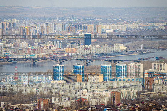 Город Красноярск, Красноярский край, Сибирь, Россия. Большой сибирский город. Вид на множество зданий и автомобильный мост через реку Енисей. Стоковое фото, фотограф Андрей Степанов / Фотобанк Лори