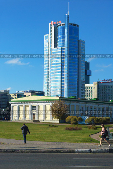 Город Минск. Здание Республиканского центра физического воспитания и спорта Минобразования на фоне Бизнес-центра Royal Plaza (2018 год). Редакционное фото, фотограф Зобков Юрий / Фотобанк Лори