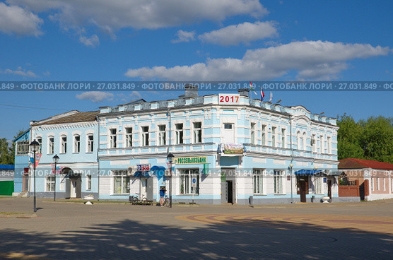 Город Мосальск, Калужская область. Здание администрации и управления Пенсионного фонда Мосальского района (2017 год). Редакционное фото, фотограф Елена Коромыслова / Фотобанк Лори