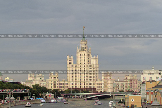 Город Москва. Дом на Котельнической набережной и Большой Устьинский мост. Редакционное фото, фотограф Цибаев Алексей / Фотобанк Лори