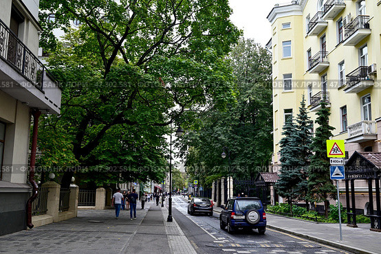 Город Москва. Улица Малая Бронная, дома 17 и 18 (2024 год). Редакционное фото, фотограф Александр Тараканов / Фотобанк Лори