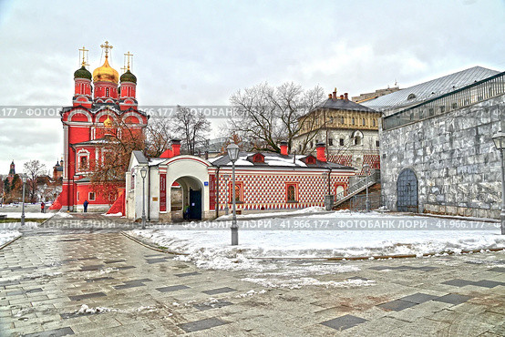 Город Москва, улица Варварка. Храм Знамения Божией Матери и палаты бояр Романовых (2023 год). Стоковое фото, фотограф Александр Тараканов / Фотобанк Лори