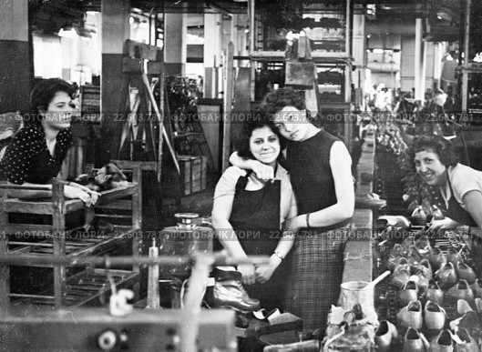 Город Москва. В цеху обувной фабрики "Парижская коммуна", 1960 год. Редакционное фото, фотограф Зобков Юрий / Фотобанк Лори