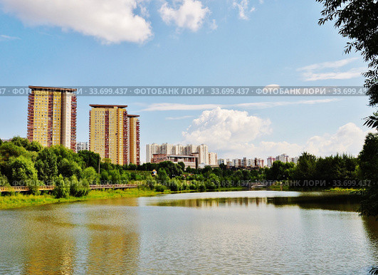 Город Москва. Вид на Никулинские (Очаковские) пруды и парк "Школьников" у Олимпийской деревни. (2016 год). Стоковое фото, фотограф Вера Смолянинова / Фотобанк Лори
