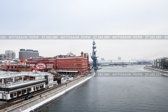 Город Москва. Вид на здание фабрики "Красный Октябрь" и памятник Петру Первому с Патриаршего моста пасмурным днём (2017 год). Редакционное фото, фотограф Игорь Низов / Фотобанк Лори