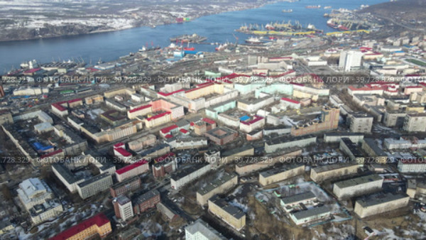 Город Мурманск в конце февраля месяца. Вид на центр города, порт и Баренцево море. (2021 год). Стоковое видео, видеограф Alexey Sudachkov / Фотобанк Лори